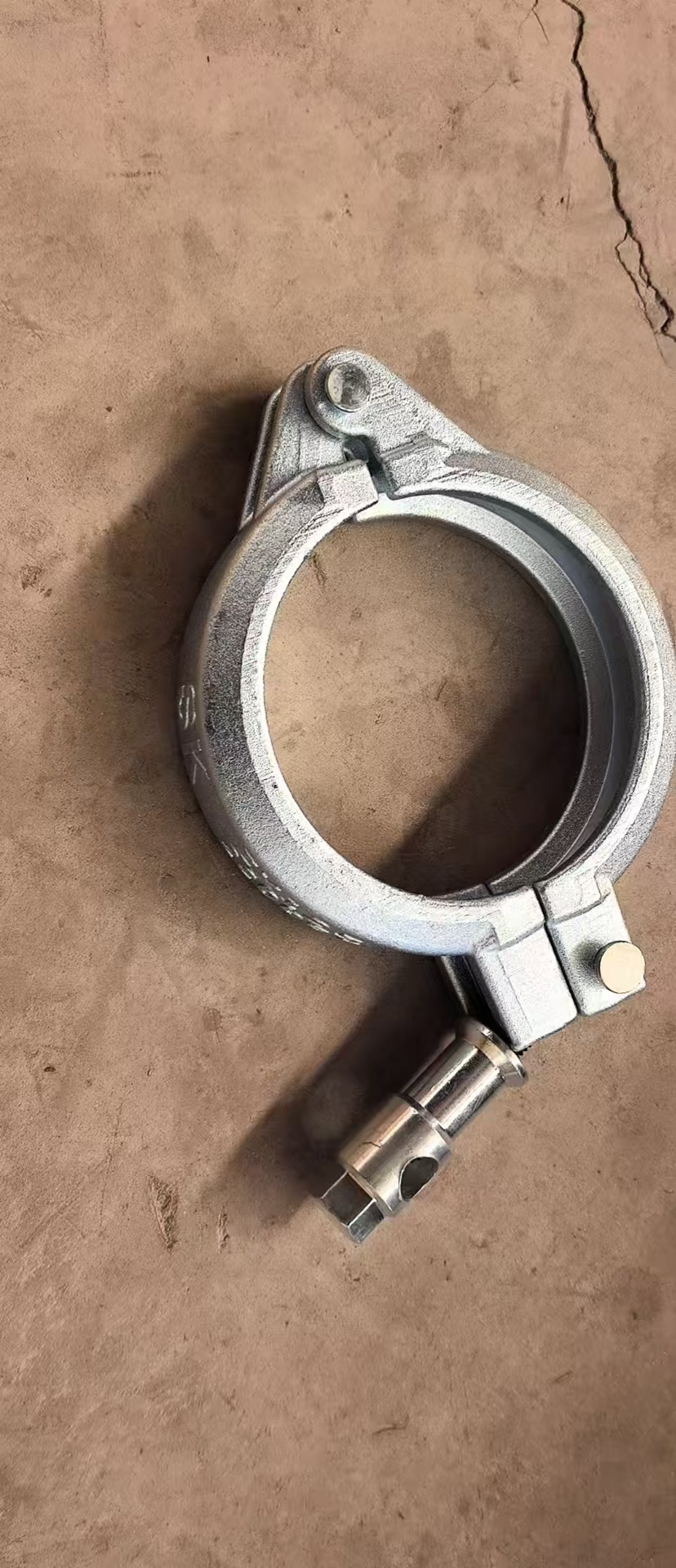 Cast steel pipe clamp for concrete pump parts