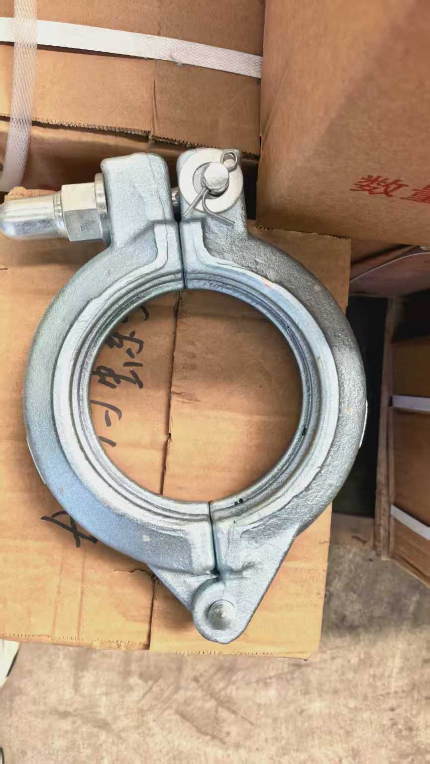 Cast steel pipe clamp for concrete pump parts